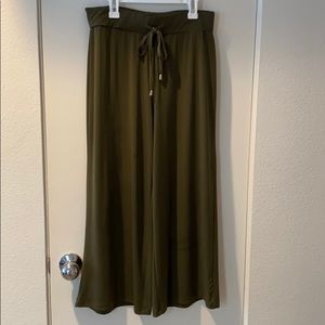Green wide leg capris by Jones New York size S